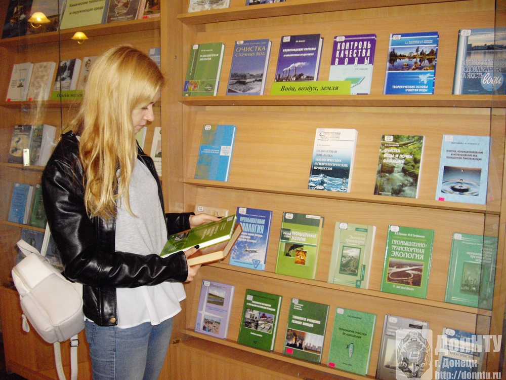 Студенты, посетители книжных выставок НТБ