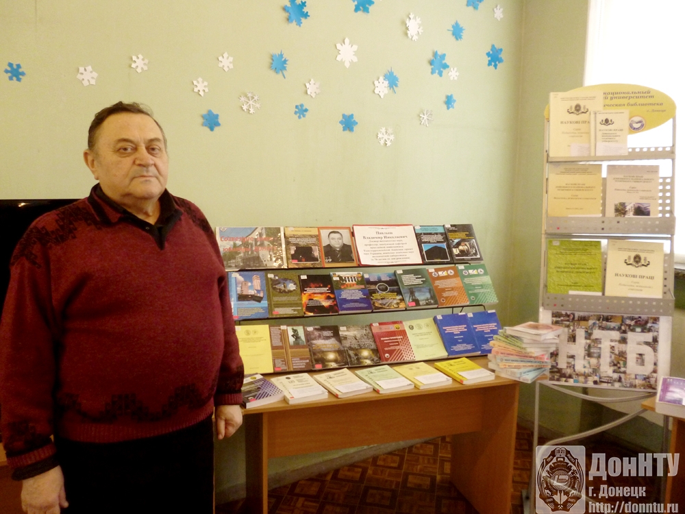 Владимир Николаевич Павлыш у выставки своих трудов