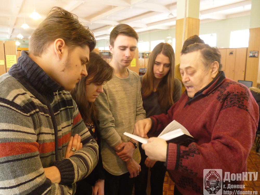 Владимир Николаевич Павлыш показывает главу книги
