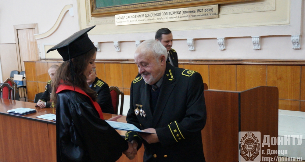 Диплом выпускнице вручает завкафедрой РМПИ Н. Н. Касьян