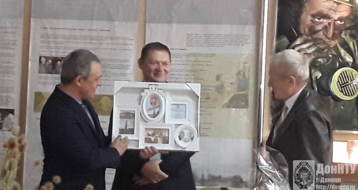 Дмитрий Васильев, Рашит Дубин, Константин Маренич, сувениры школьников г. Снежное