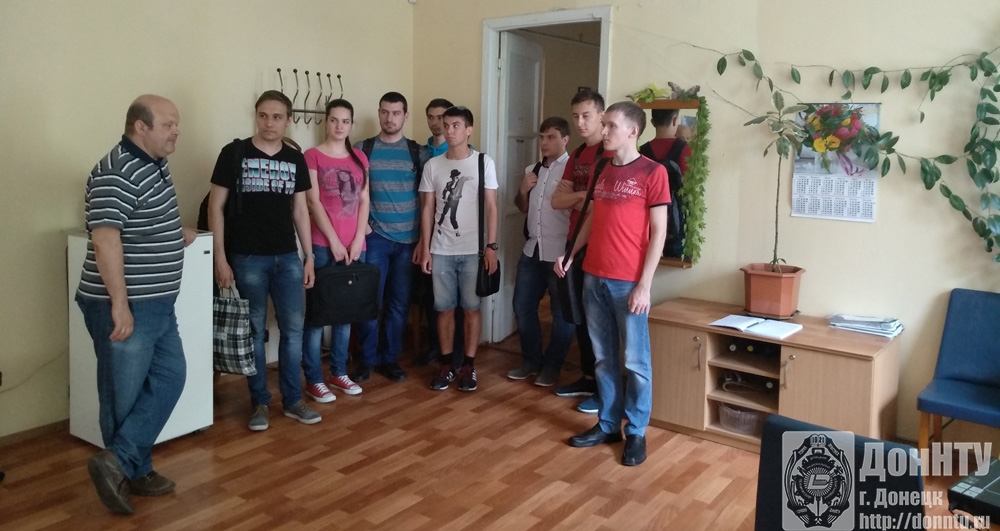 А. А. Глухов беседует со студентами ДонНТУ