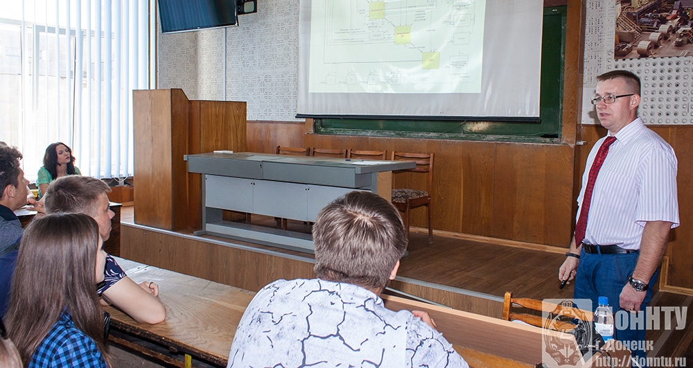 Выступает специалист по обучению отдела обучения и развития персонала