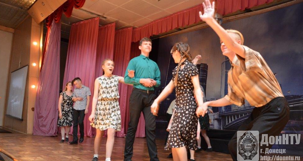 Сцена из спектакля