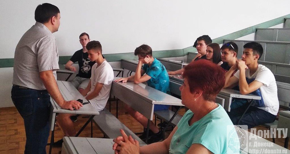 С особенностями приемной кампании гимназистов знакомит Д. Н. Самисько