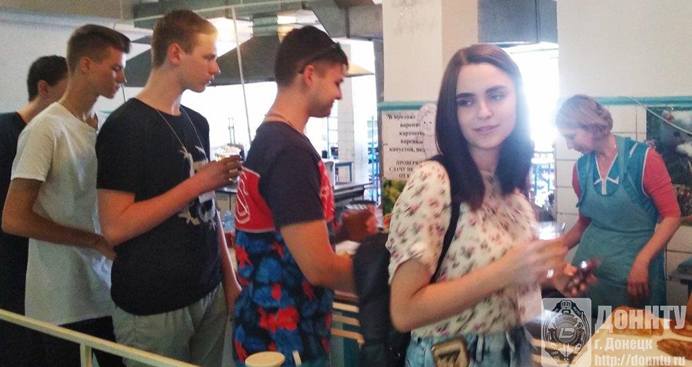 В студенческой столовой