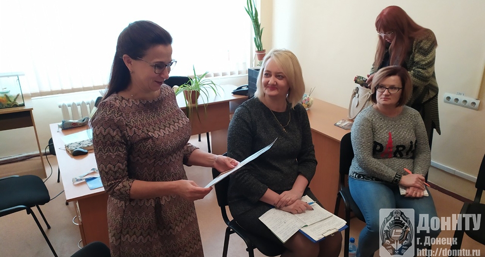 Директор ДРУМЦ ПС СО И. В. Иванова вручает благодарность И. Ф. Мухановой