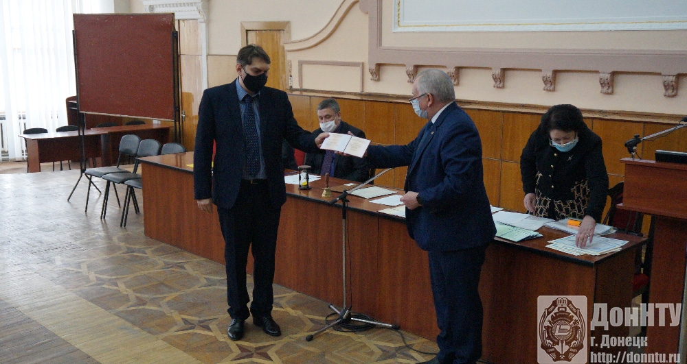 Диплом доктора технических наук получает Р. М. Грубка