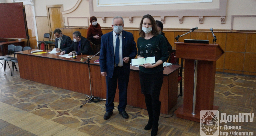 Диплом доцента получает Н. В. Гуменюк
