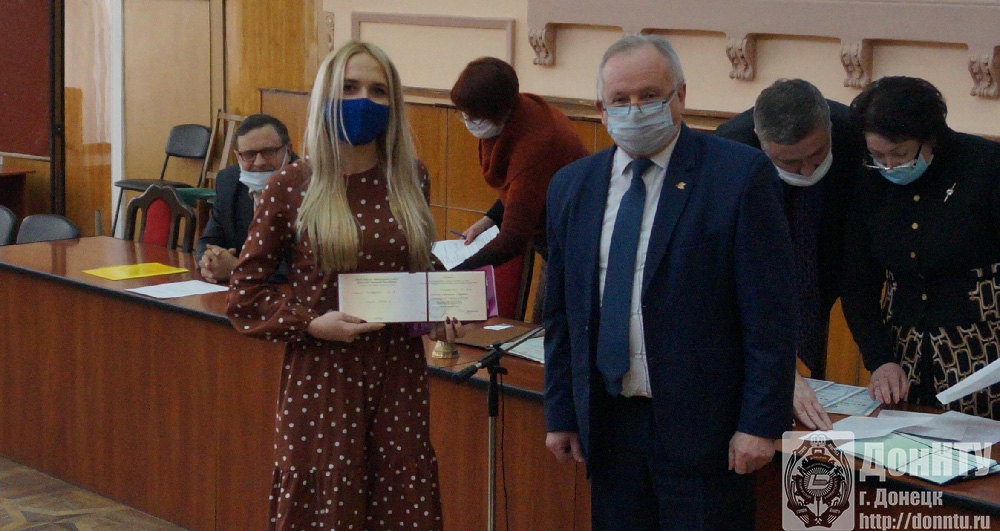 Канд. техн. наук Е. А. Дубинка с дипломом