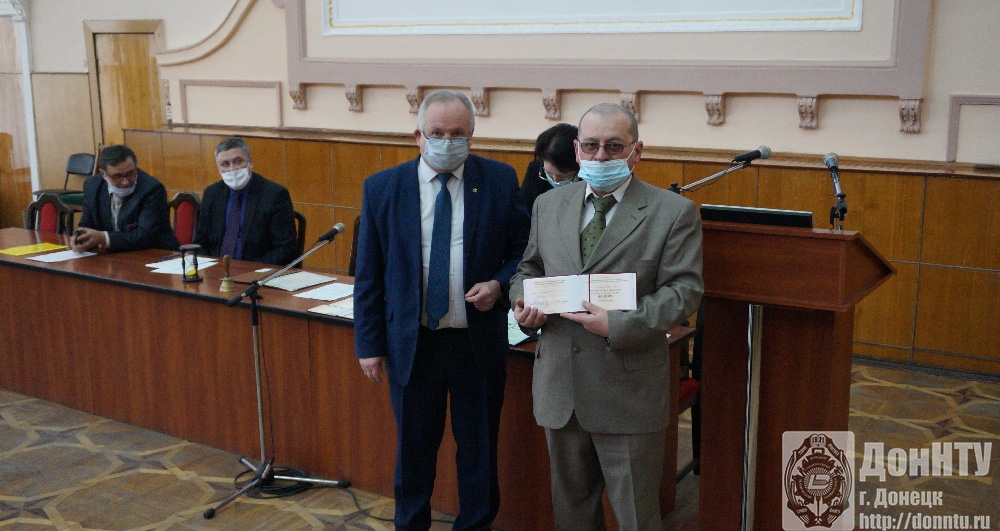 Диплом получил д-р техн. наук В. В. Полтавец