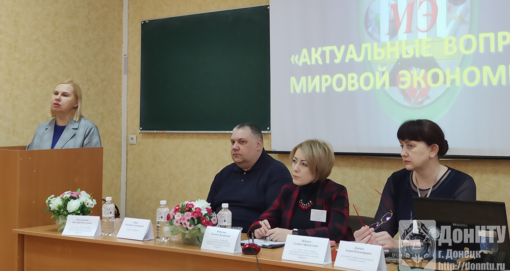 С докладом выступает В.В. Жильченкова