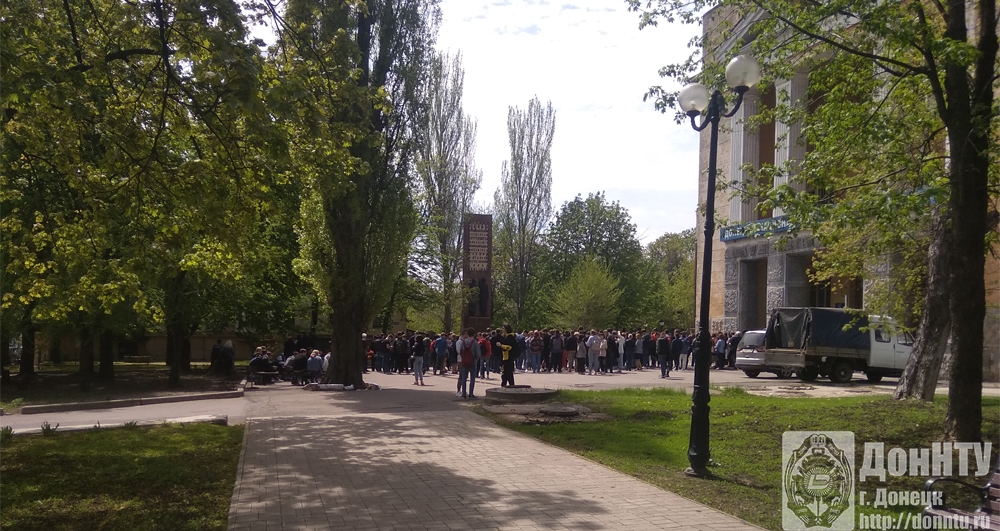 У памятника «Вечная слава преподавателям, студентам, сотрудникам Донецкого политехнического института, павшим в Великой Отечественной войне 1941-1945 гг.»