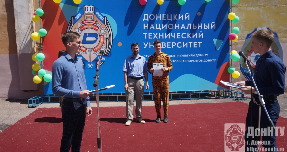 А.Б. Бирюков вручает грамоты победителям