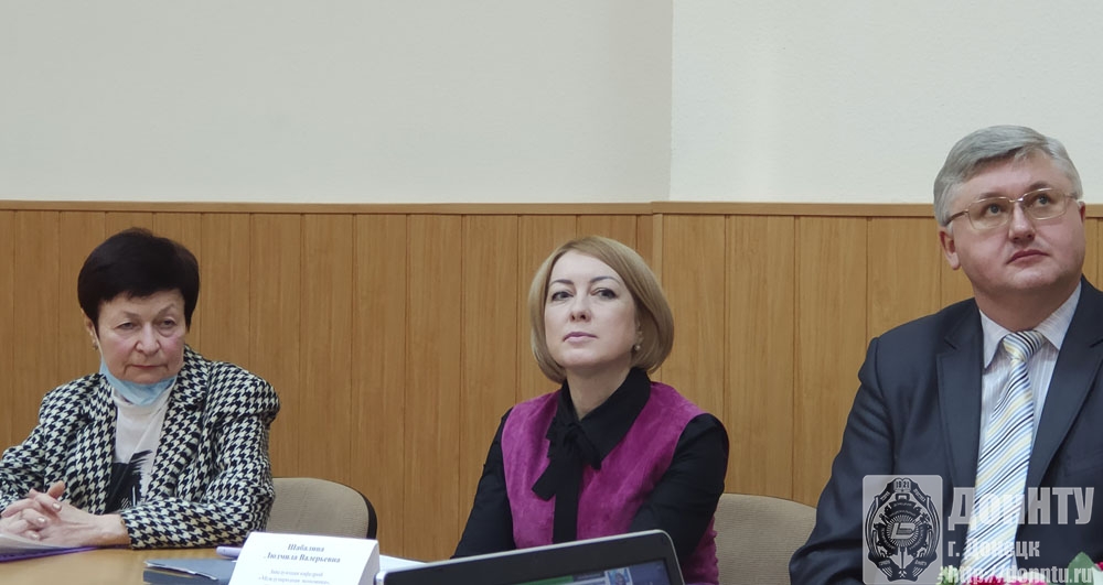 Слева направо ведущий научный сотрудник Института экономических исследований Е. В. Володова, Л. В. Шабалина и А. А. Кравченко