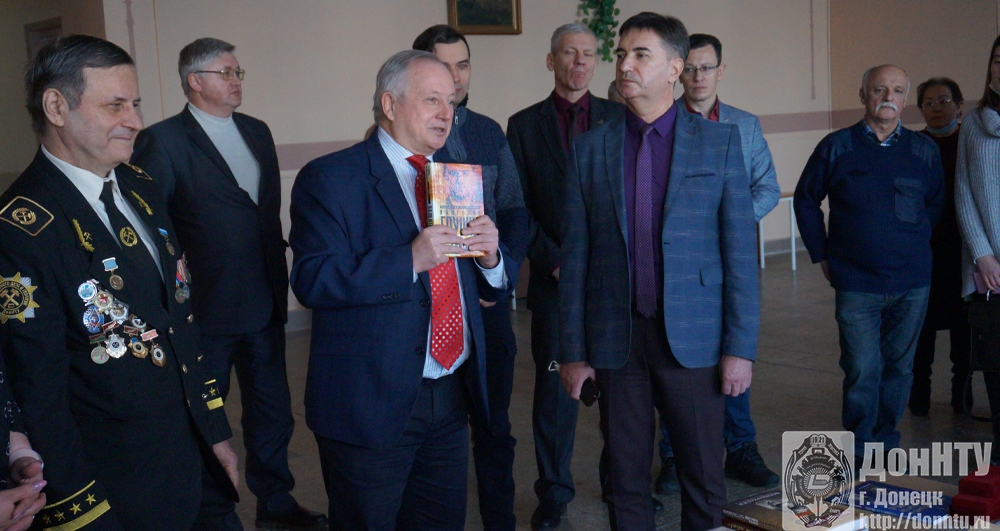 А. Я. Аноприенко с книгой А. В. Глушко