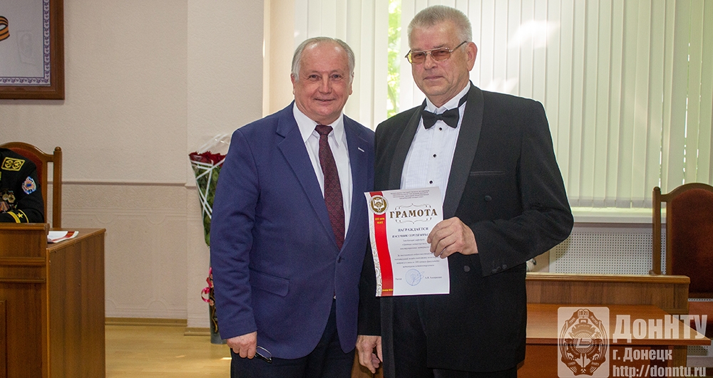 Награждение заведующего кафедрой ЦМиКМ Пасечника С. Ю. Награждение заведующего кафедрой ЦМиКМ Пасечника С. Ю.