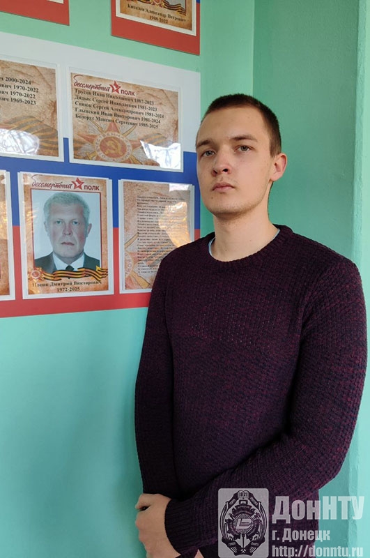 Носик Антон рядом с портретом дяди у Стены Памяти