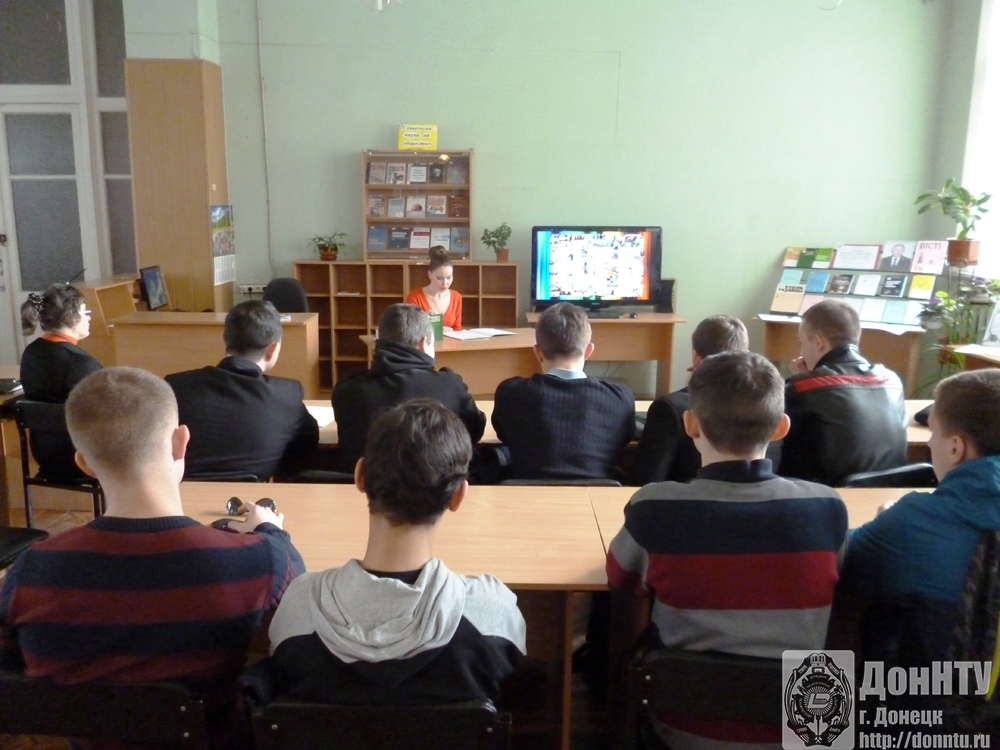 Зав. сектором Т. Ю. Мирошникова со студентами