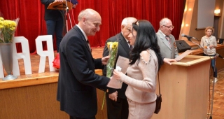 Цветы вручает П. Б.Комов