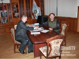 ректор ДонНТУ проф. А. Я. Аноприенко и проф. Кринг Кристалл Hubei Normal University (Китай) подписывают договор о сотрудничестве