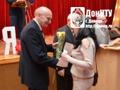 Цветы вручает П. Б.Комов 