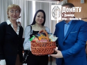 Генеральный директор регионального представительства ООО «Мартин» вручает приз Евгении Савчук