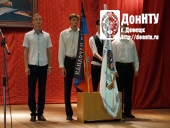 Торжественный момент выноса знамен