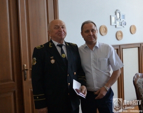 Представитель Минэнерго поздравляет Г. И. Соловьева