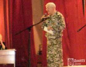 Выступает Андрей Бедило, за столом – Галина Боженко