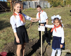 Школьники посадили дерева в честь Ю. Хрунова