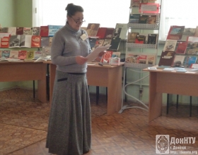 Главный библиотекарь Ирина Буряченко проводит викторину «Белые журавли»