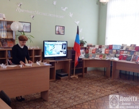 Заведующая сектором Анастасия Клочко проводит мастер-класс в технике оригами «Белые журавли»