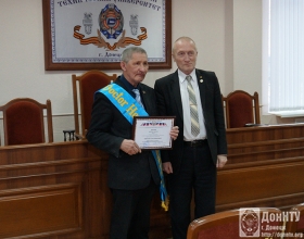 Ректор К. Н. Маренич вручил диплом и ленту почетного доктора профессору И. Б. Кожухову