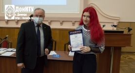 Грамоту получает А. Суворина, студентка ФКНТ