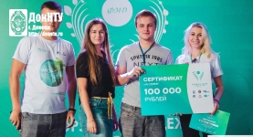 Слева направо - координатор проекта «Молодая Гвардия» Д.С. Степанков, руководитель пресс-службы ОО «Молодая Республика» С.В. Дударь, Р. Княжевский и А. Матвиенко